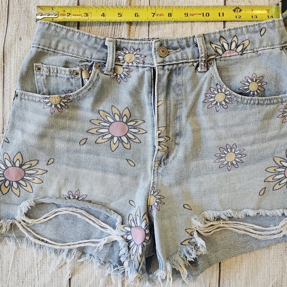 No Boundaries Juniors Size 7 Denim Raw Hem Floral Boho Hippie Shorts Hi-Rise - Picture 8 of 9